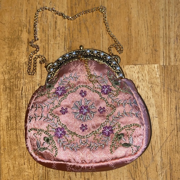 Vintage Coral Pink Coin Purse, Rococo Style, 1990's Tiny Handbag for Change - Picture 4 of 12